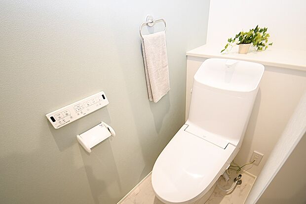 【トイレ】温水洗浄便座トイレ。新素材により、気になる便座もサッとひとふきでキレイになります。※施工事例です。実際の建物とは異なります。