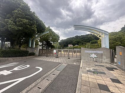 松山市立姫山小学校 750m(徒歩10分)