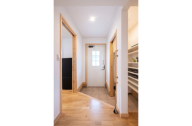 家の顔になる玄関は明るい空間。大容量の収納を完備しているのでいつでも綺麗な玄関を保てます！