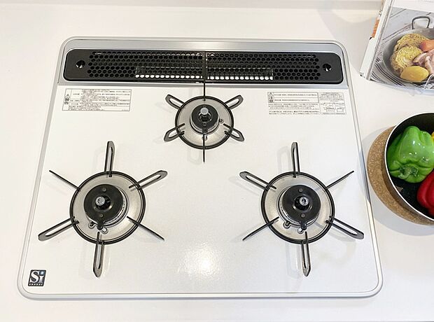 【【3口 コンロ】】■バーナー間隔が広く、3口同時調理も快適!
仮置きできるスペースもあり、お料理の効率がぐんとアップします♪