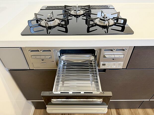 【【3口 コンロ】】■バーナー間隔が広いので、3口同時に使っても鍋振りもできます!グリルの排気口をコンパクトにして、仮置きできるスペースもご用意しております♪