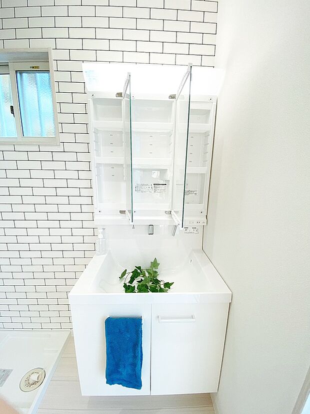 【【洗面化粧台】】■ミラーキャビネットになっており、メイク用品や洗顔小物をスッキリ収納できます♪