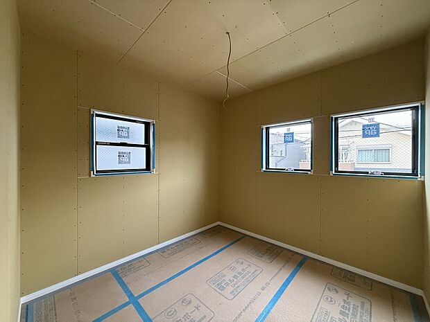 【【完成イメージパース(洋室6帖)】】■全居室が二面採光で明るく、収納も備わっているためお部屋をいつでもスッキリ保てます。暮らしやすさにこだわった設計で、心地よく過ごせる空間が広がります。現地(2026年2月)撮影