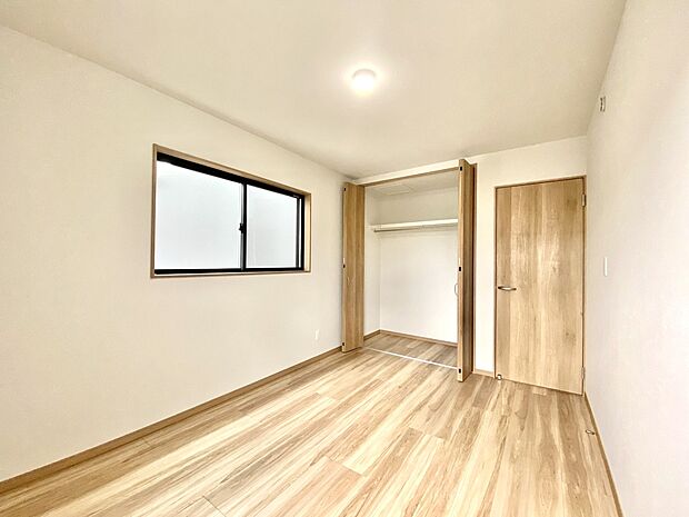 【【洋室/6.3帖】】■各お部屋の収納は住みやすさへのこだわりです。部屋が物であふれて散らかるということが少なくなり、スッキリと片付いた状態を維持することができます。現地（2026年3月）撮影