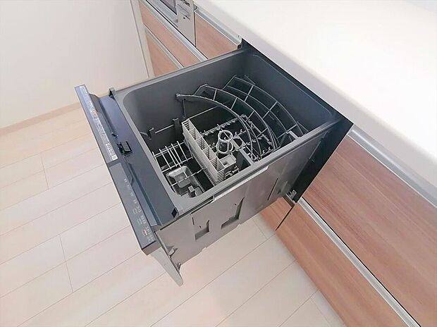 【食洗機】ビルトインの食器洗乾燥機で忙しいママの家事ををサポートします。
