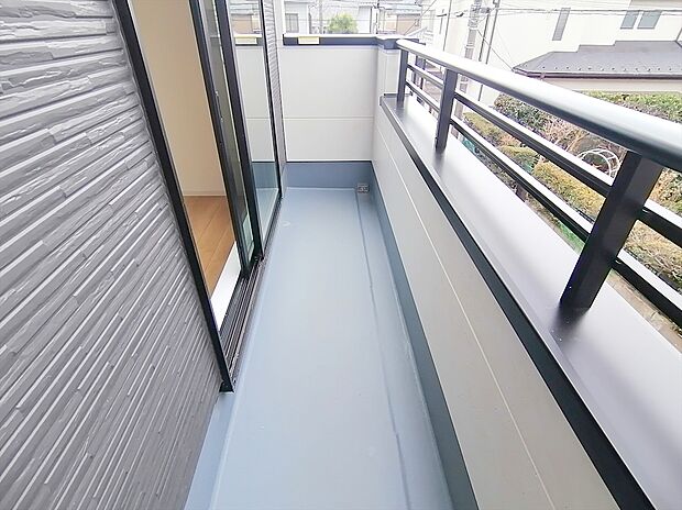 【バルコニー】開放的なバルコニースペース。前面道路は車通りが少なく、お布団を干すのも楽々!