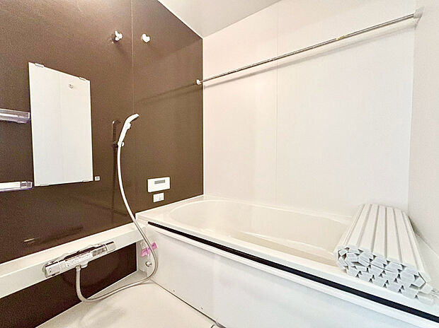 【浴室】お子様と一緒にバスタイムを楽しめる広々空間。浴室乾燥機付で心地よいバスタイムを実現します。