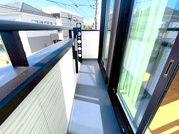 【バルコニー】日当たりがよく心地よい風を感じることができるバルコニー。お洗濯やお布団を干すのも快適です。