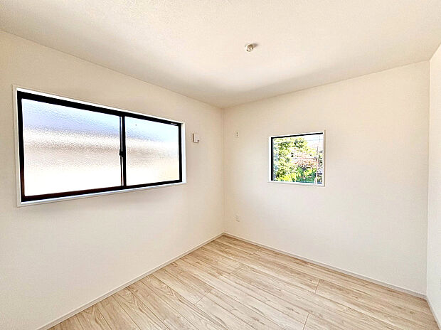 【居室】明るく解放感ある二面採光の居室には暖かく包んでくれる空間があります。お隣との空間に配慮しながら陽当たりとプライバシーに配慮しました。
