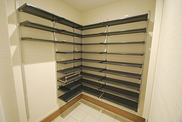 【シューズインクローゼット】靴だけでなく、傘やベビーカーなどの外用品を収納でき、玄関がすっきりと片付きます。