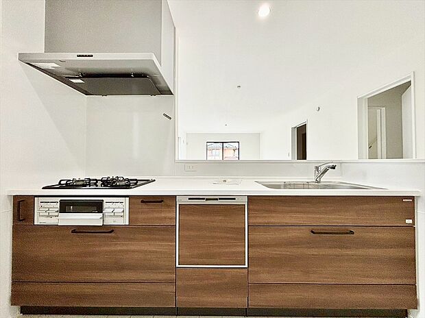 【キッチン】キッチンからリビング全体を見渡せるので、小さなお子様がいらしても様子を見ながら家事ができますね