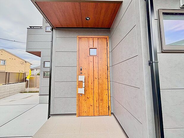 【玄関】お家に出会う人々を出迎える玄関先だからこそ、広々清潔感あふれる空間にしたいもの。毎日明るい空間をキープします。