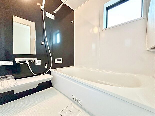 【浴室】一日の疲れを癒すための心地よいバスタイムを演出する浴室はゆとりあるサイズを採用。保温機能付き!