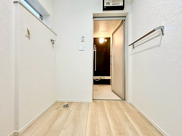 【洗面所】朝の身支度などには家族みんなが使う、ゆとりのある脱衣所です。
