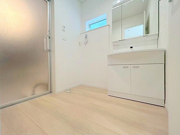 【三面鏡付洗面台】大きな三面鏡がついた洗面化粧台。鏡の裏にも収納があり洗面台がすっきりと片付きます