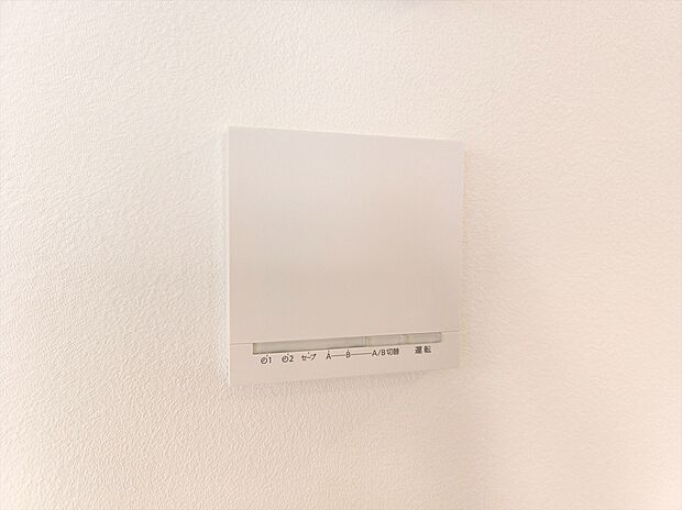 【床暖房】リビングには床暖房を標準で完備します。空気を汚さずに室内を快適な温度に保ちますので、小さなお子様やご年配の方にも安心です。