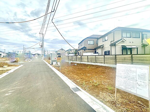 【前面道路含む外観】前面道路は5m!お車の出し入れもラクラクです!