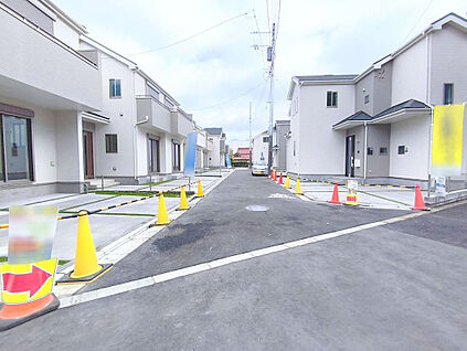 前面道路含む外観
