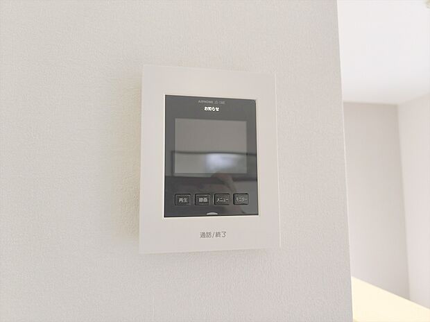 【TVモニター付きインターホン】インターフォンはTVモニタ付。誰が来たか一目で分かるのでセキュリティ面にも安心です。