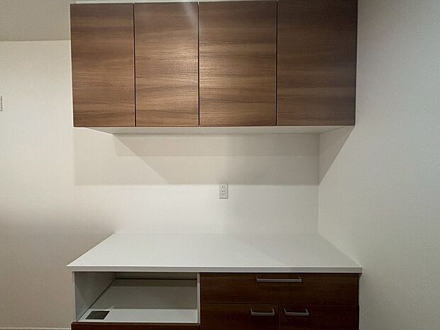 【カップボード】キッチンにはカップボードが備え付けてあります。食器などがいっぱい収納できて便利ですね。