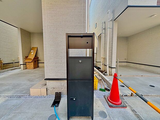 【宅配BOX】不在中でも荷物が受け取れる宅配ボックス。安心してお出かけが出来ますね!