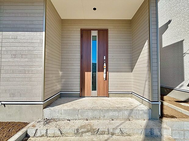 【玄関】玄関ドアはカードキー付！タッチするだけでいいので両手がふさがっていもらくらく解錠！