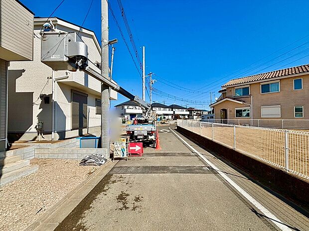 【前面道路含む現地写真】前面道路は5m・7m(3面)。ゆとりもあり車庫入れもスムーズにできますね。