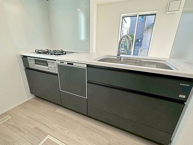 【カウンターキッチン】対面キッチなのでリビングにいる家族の様子がうかがえるので小さなお子様がいても安心ですね。