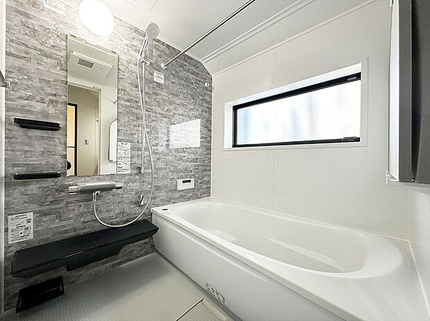 【浴室】1坪サイズが標準の浴室。広々としていて、毎日のんびり。もちろん浴室換気乾燥暖房機もついているので、梅雨の時期でも寒い冬でも1年中快適なバスルームです。