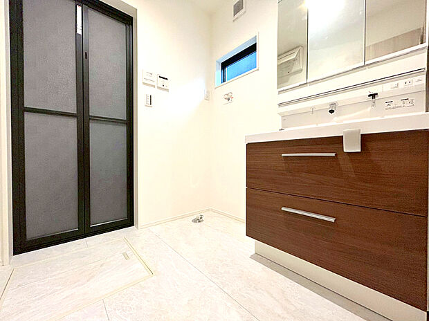 【洗面所】暮らしを快適に変えるシャワー付洗面台を採用。爽やかに気持ちよく1日が始められるように、美しい洗面化粧台をご用意しました。