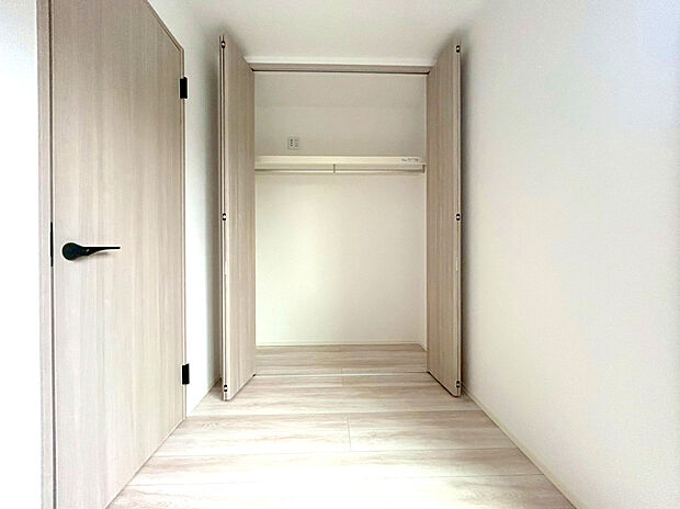 【クロゼット】各居室には収納もついてすぐにお使いいただけます。