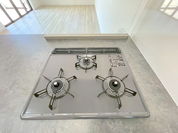 【3口ガスコンロ】コンロは3口式のグリルです。たくさんの料理が同時に作れちゃいますね。