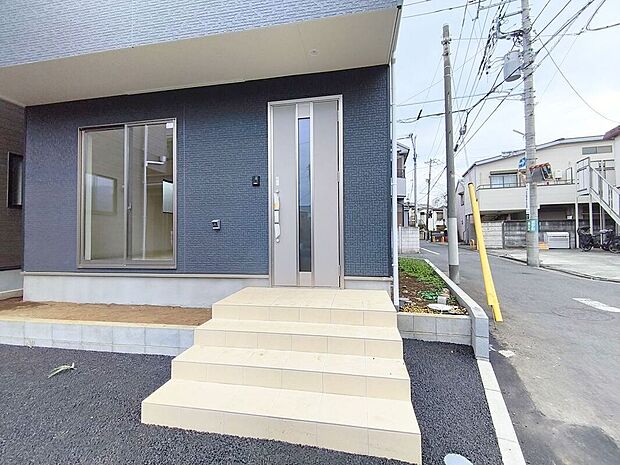 【玄関】玄関はおうちの顔です。いつも明るくキレイな状態でご家族の帰りをお待ちします。
