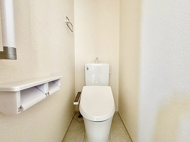 【【トイレ】】快適な温水清浄便座付。いつも使うトイレだからこそ、こだわりたいポイントですね。