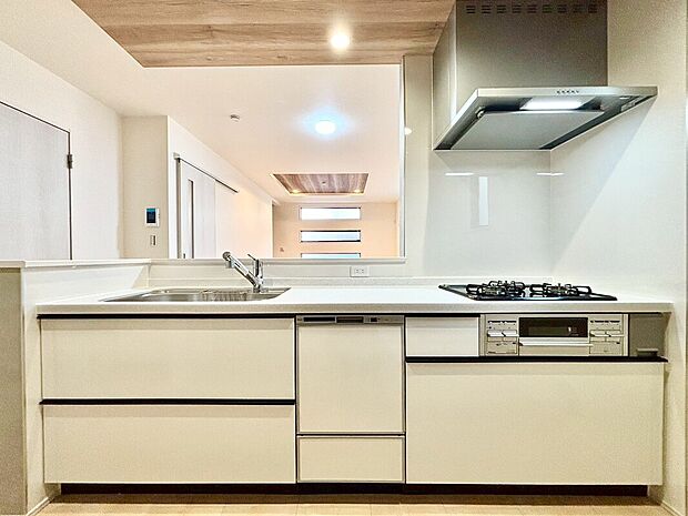 【キッチン】食器洗浄乾燥機、ビルトイン浄水器が装備された対面式カウンターキッチン。リビングが見渡せる設計は、小さなお子様がいるご家庭でも料理をしながら様子が伺える安心設計