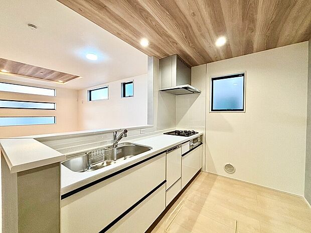 【【対面キッチン】】ご家族との会話を楽しみながらお料理のできる対面キッチン。小さなお子様がいらしても様子を見ながら家事ができますね。