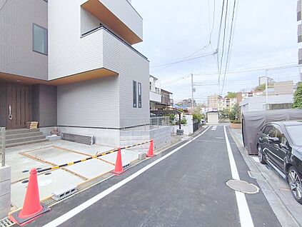 前面道路含む外観