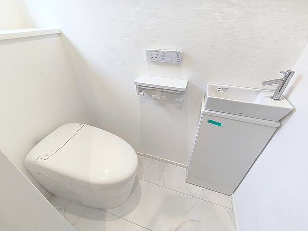 【【タンクレストイレ】】貯水タンクをなくしたスタイリッシュなコンパクトなトイレ。