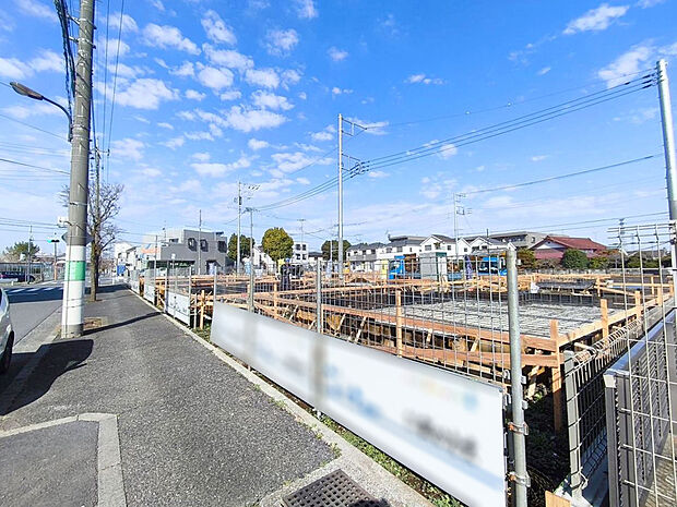 【現地外観写真】風通しや採光にも気を配った設計のお家は、快適な住環境をお約束します。
