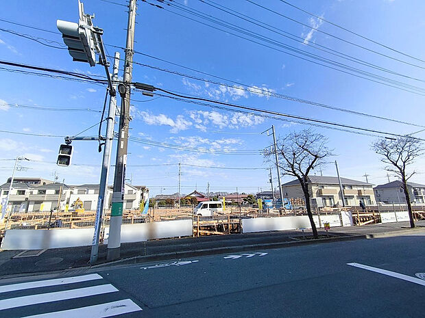 【現地外観写真】穏やかな雰囲気漂う、緑と調和した街並みに建つ新築一戸建て。

