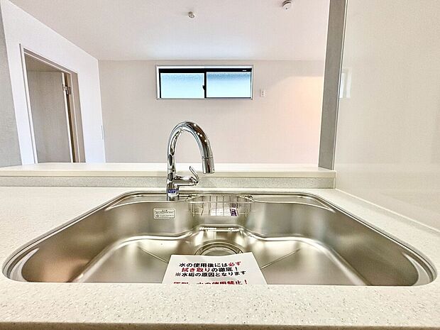 【【タッチレス水柱】】汚れた手でも触らずに吐水・止水でき、水濡れが少なく掃除が楽です。節水効果も！