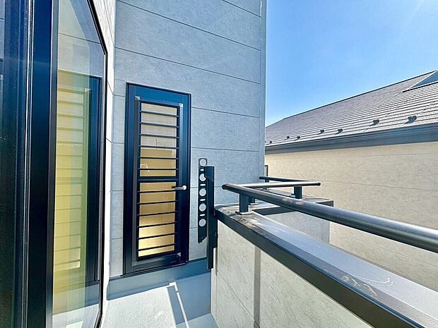 【バルコニー】陽当りの良いバルコニー。心地よい風が吹き込み洗濯物だけでなく、お布団もふっかふかです。
