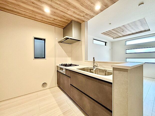 【対面式キッチン】人気の対面式のカウンターキッチン。小さなお子さんがリビングにいても目が届くので安心。