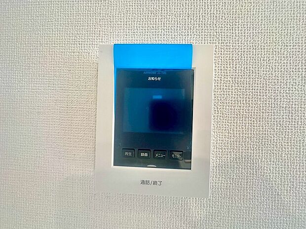 【【モニター付きインターホン】】玄関を確認しなくても誰が来たのかすぐわかります。訪問者を確認してから会話することができますので安心して対応できます。