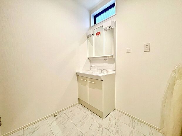 【洗面所】暮らしを快適に変えるシャワー付洗面台を採用。爽やかに気持ちよく1日が始められるように、美しい洗面化粧台をご用意しました。