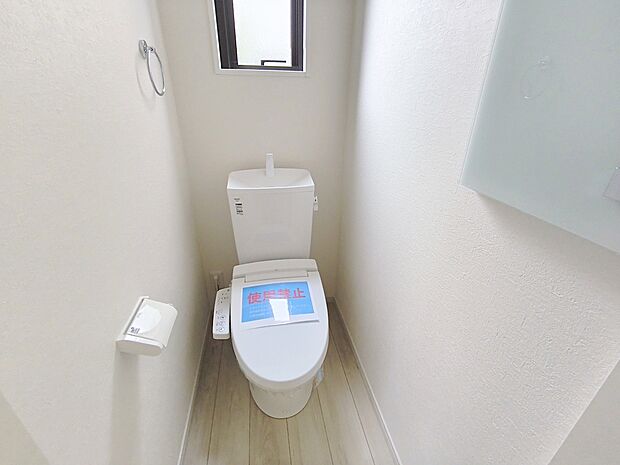 【【温水洗浄便座】】トイレは清潔感のあるオフホワイト♪ 毎日使う場所だからこそお手入れも楽々にできる機能が搭載。汚れが付着しにくい便器でお掃除も楽々。