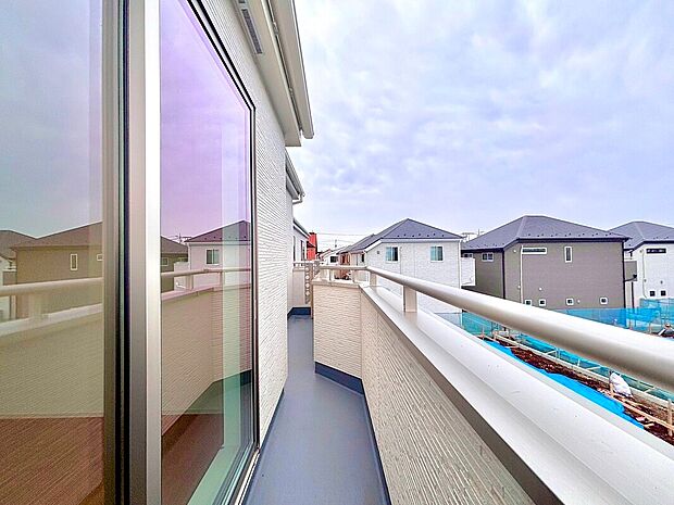 【バルコニー】南面からの採光と通風が望めるバルコニー！お洗濯にもうれしいですね！また、静かな住環境を再認識させられます