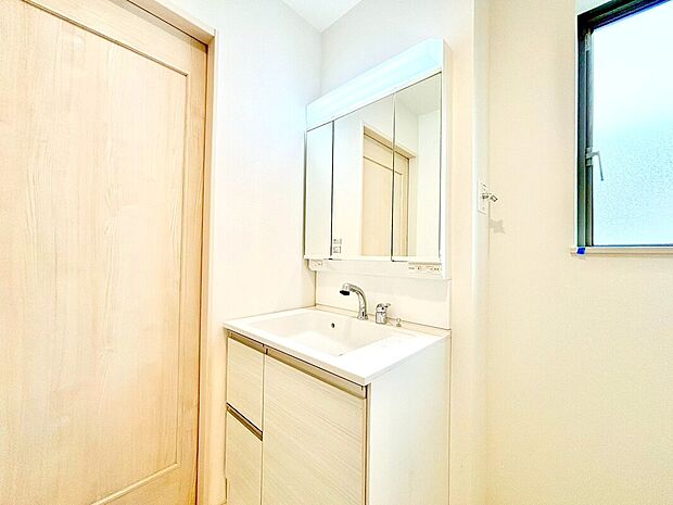 【洗面所】三面鏡が付いた洗面台はお掃除やメンテナンスが楽です。ドラム式の洗濯機を配置しても十分なスペースを確保した設計となっております。