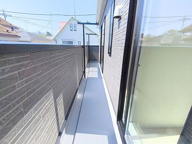【バルコニー】シンプルモダンな外観が特徴。閑静な住宅街に位置する邸宅です。前面道路は車通りが少なく、子育てにも安心。