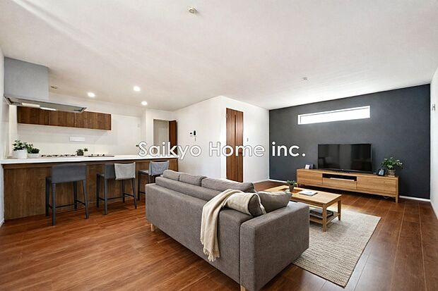 【リビング】2階LDKはバルコニーからの自然光で満たされ、明るく開放感溢れる家族の寛ぎの場になります！パントリーも魅力的！